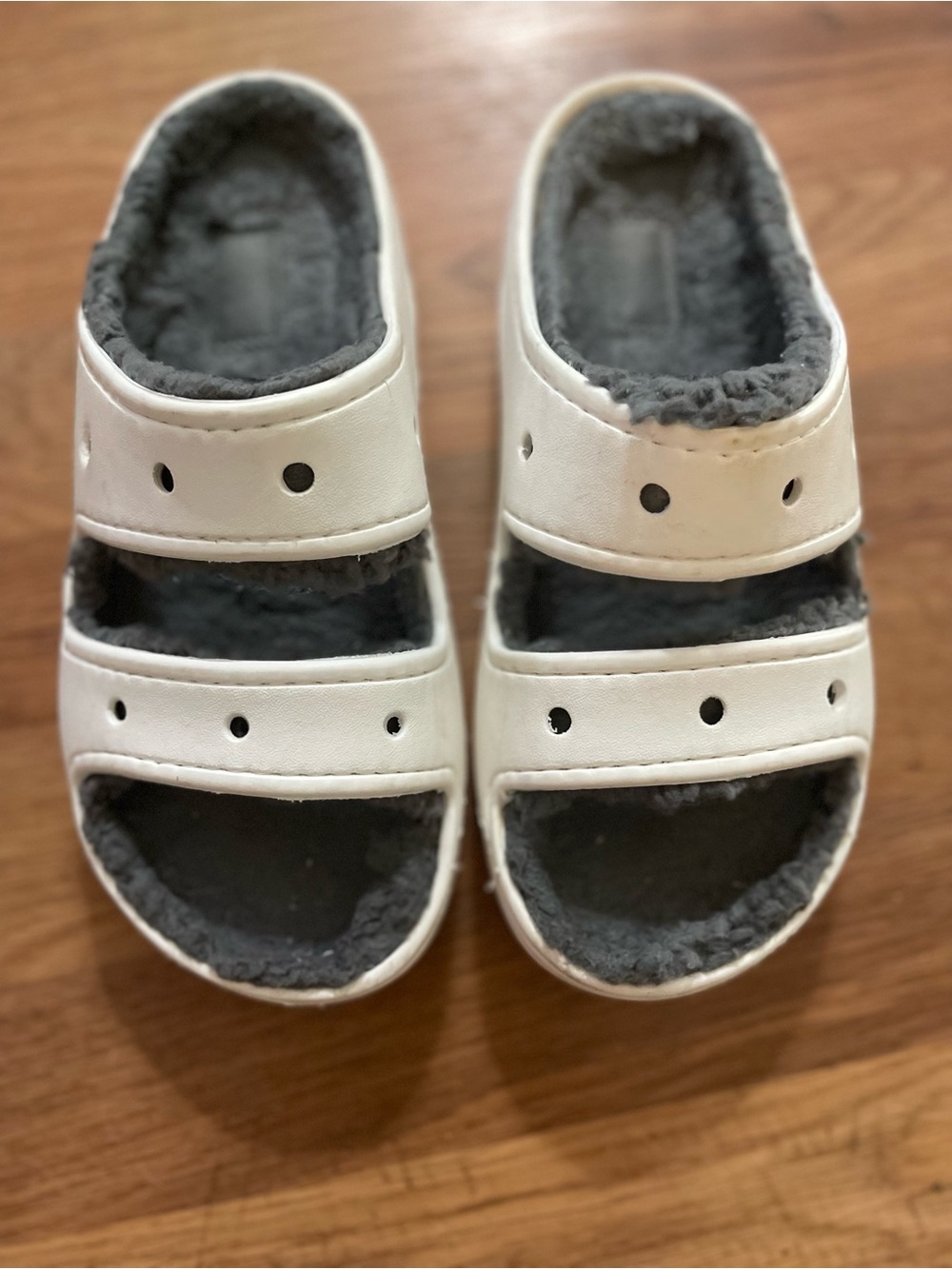 CROCS  W6 M4 white faux fur lined grey
